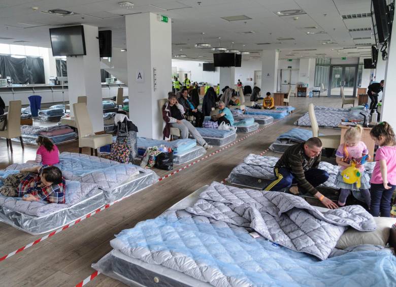 Cientos de ciudadanos se mantienen refugiados en distintas ciudades de Ucrania. FOTO EFE
