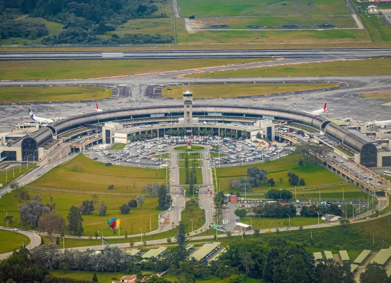 En 2024, el aeropuerto internacional de Rionegro, José María Córdova, transportó la cifra récord de 13,7 millones de pasajeros anuales, cuando su capacidad es solamente de 11 millones. FOTO Juan Antonio Sánchez