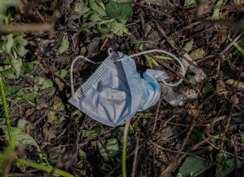 Un tapabocas tirado en la calle es un peligro para el medio ambiente. FOTO Manuel Saldarriaga