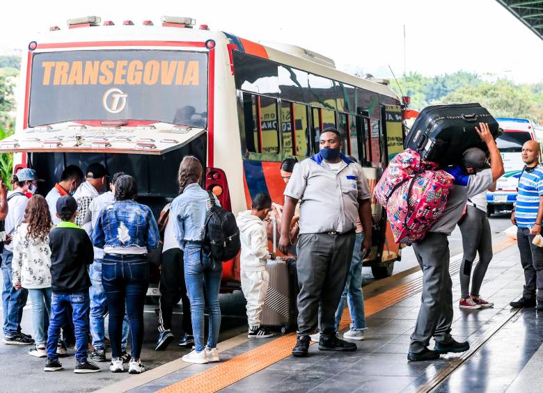 La alta demanda de pasajeros ha hecho que se incremente hasta en un 35% el valor de los viajes y ha afectado las frecuencias de las rutas. FOTO: Jaime Pérez.