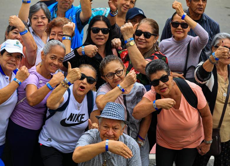 Grupo de adultos mayores de La Estrella muestran las manillas con Código QR. FOTO: Manuel Saldarriaga.