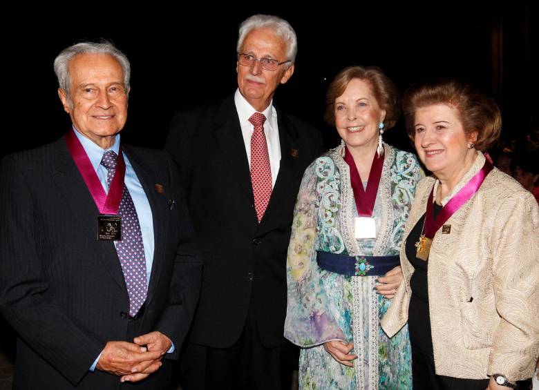 Helena Baraya de Ospina con su esposo Mariano Ospina Hernández (primero a la izquierda) y Juan Felipe Posada. FOTO archivo