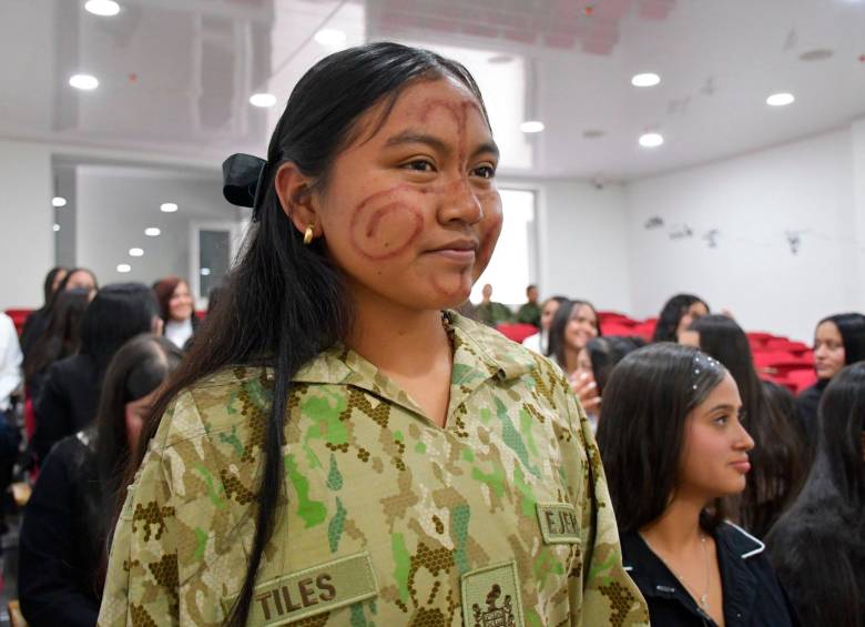 La ceremonia de graduación de Tiles, junto a 38 compañeros, fue en el campo aéreo José Joaquín Matallana Bermúdez, de Bogotá. FOTO cortesía del ejército.