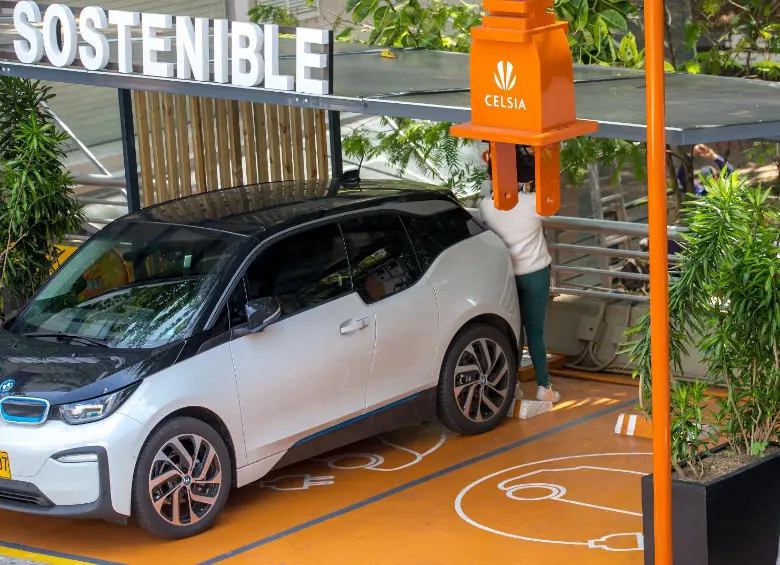 El mercado automotor colombiano está viviendo una transformación acelerada hacia la movilidad sostenible. Entre enero y agosto de 2025 se matricularon 10.508 vehículos eléctricos nuevos en el país, lo que representó un crecimiento del 173,5% frente al mismo periodo del año pasado.