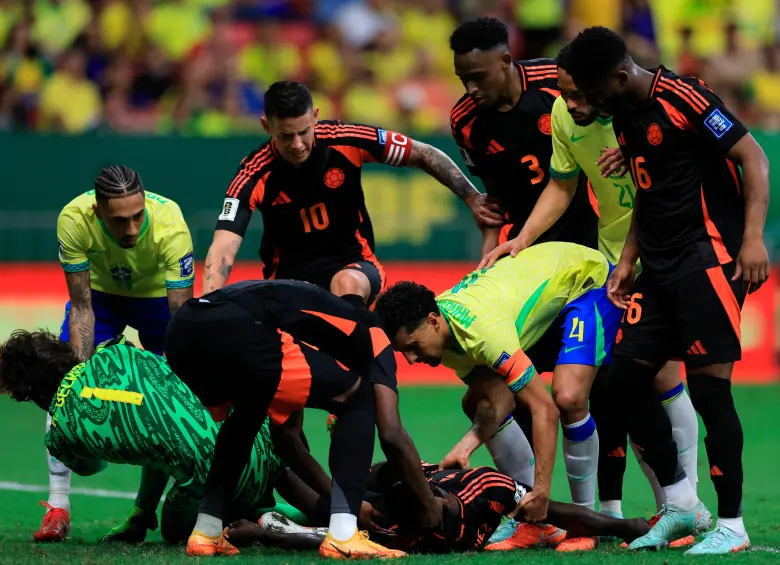 El defensor colombiano Dávinson Sánchez no pudo terminar el partido ante Brasil por una fuerte choque de cabeza con el arquero Alisson Becker. FOTO: GETTY