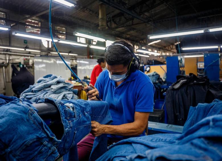 Los permisos para que las empresas puedan adoptar horas extras tendrán mayor regulación con la nueva normativa. FOTO Camilo suárez