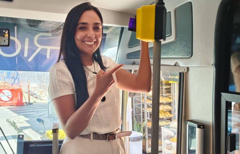 Con solo acercar la tarjeta o billetera digital, el validador hará el cobro y habilitará el paso. Foto: Alcaldía de Rionegro.