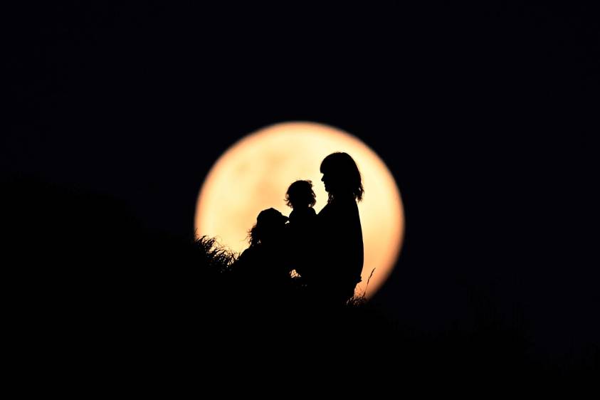 La relación del hombre con la luna siempre ha sido cercana, por eso miles de personas en todo el mundo esperaban con ansias poder ver el fenómeno. Imagen tomada en Australia. FOTO EFE. 