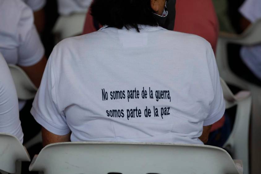 En la antesala del encuentro de reconocimiento, en el marco de un proceso que lidera la Comisión de la Verdad desde septiembre pasado, las camisas blancas llenan el coliseo del municipio. Foto: Camilo Suárez