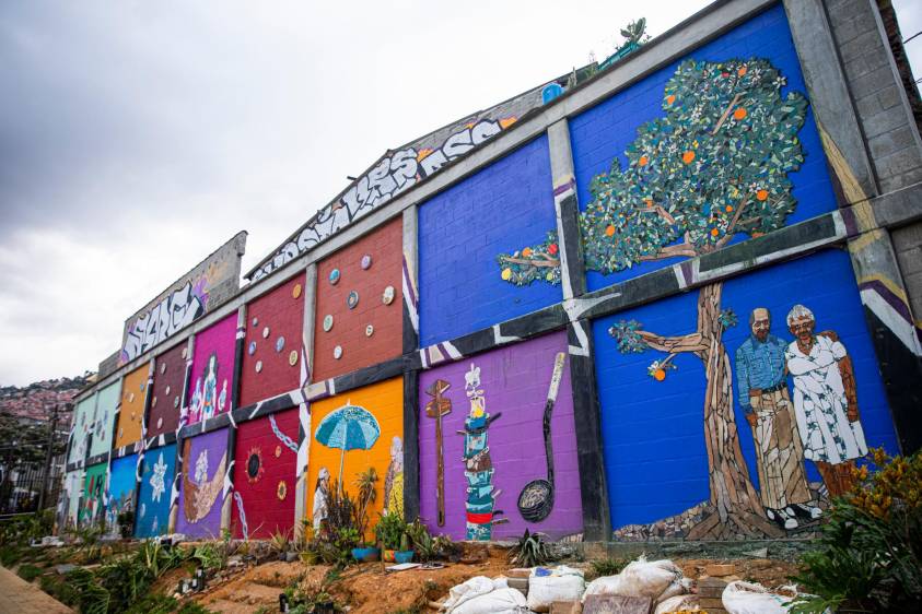 El mural lo guió el artista Fredy Serna, y es una construcción colectiva de la comunidad. Foto: Carlos Velásquez.