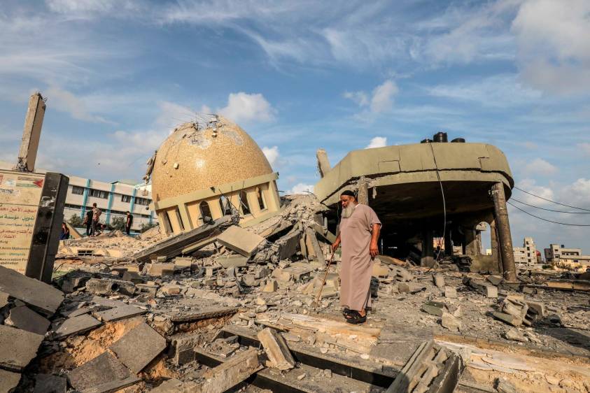 Mezquita Omari de la ciudad de Gaza, dañada por los bombardeos israelíes durante las batallas en curso entre Israel y Hamas. Foto GETTY