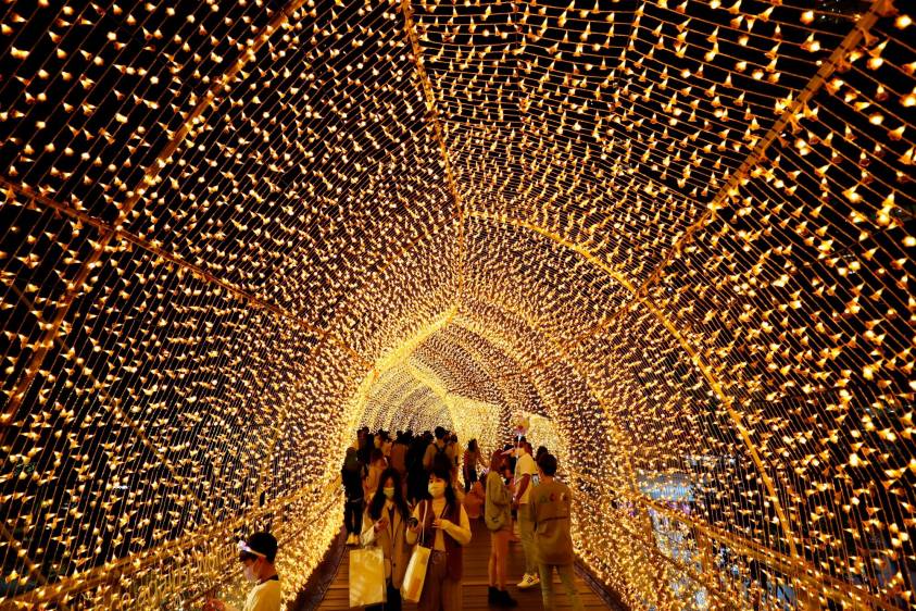 Aprovechando las luces de este año, en la ciudad de New, Taiwán, los habitantes se toman fotos bajo los adornos navideños . FOTO EFE