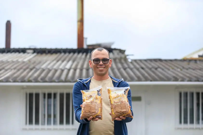 La constancia y el respaldo familiar han sido claves en el camino emprendedor de Edilson Jaramillo Arango y en el crecimiento de Productos Ruffy. FOTO camilo suárez. 