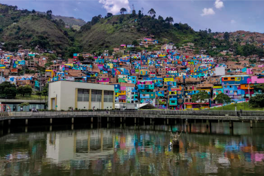 Se conoce como Constelaciones, la obra de arte más grande de Medellín. 29 pintores colorearon más de 500 fachadas, en un área de 14.819 metros cuadrados en el barrio Manrique. Foto: Julio César Herrera.