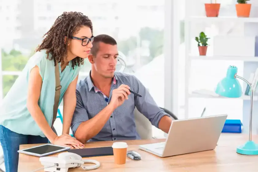 El amor en el trabajo no es un delito, pero debe manejarse con responsabilidad y transparencia. FOTO: GETTY