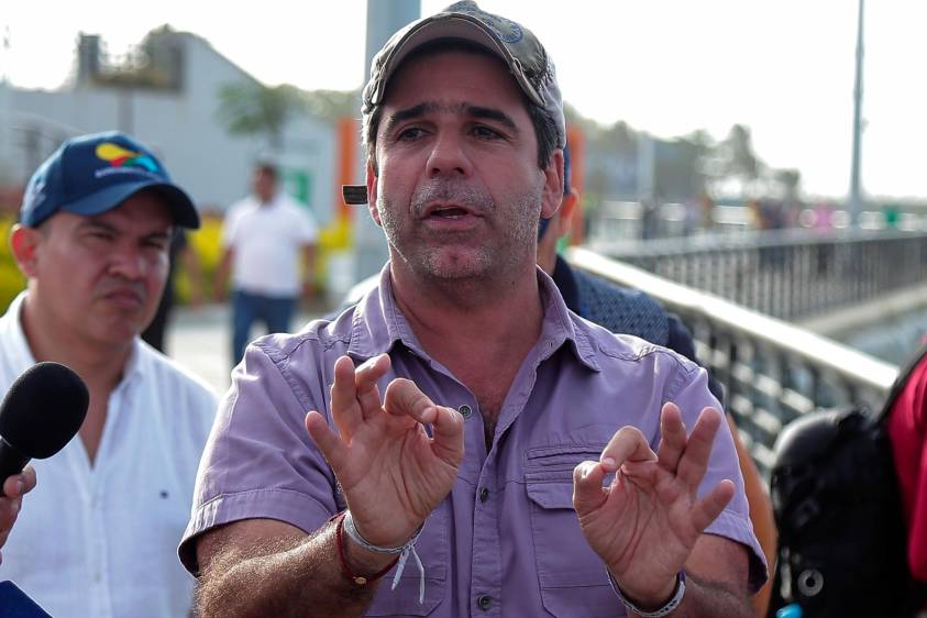 Alejandro Char reclamó este jueves su pasaporte con la renovación de la visa americana. FOTO: COLPRENSA