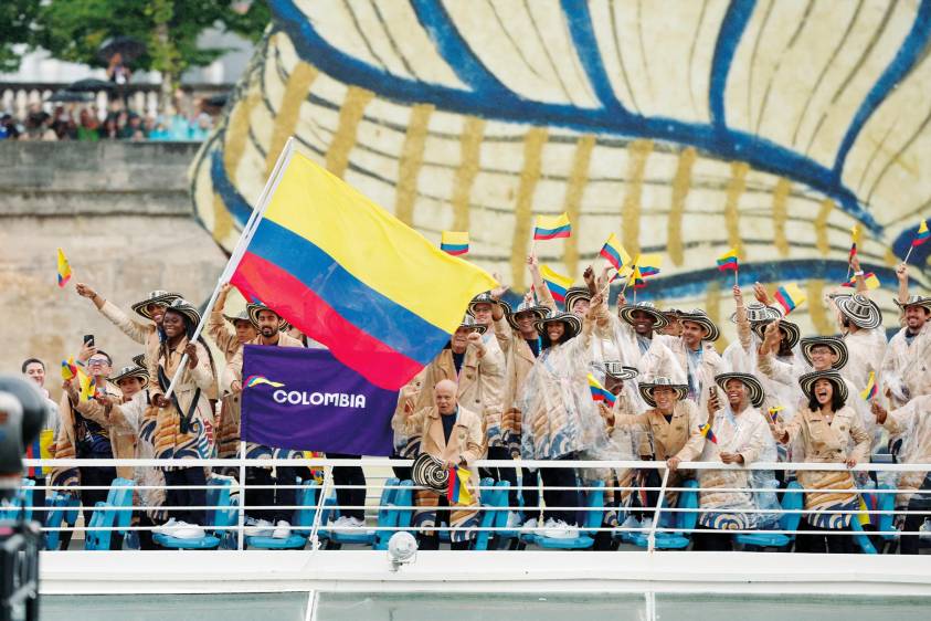 Atletas de la delegación de Colombia navegan en un barco por el río Sena durante la ceremonia inaugural de los Juegos Olímpicos París 2024 en París el 26 de julio de 2024. (Foto de Luis TATO / AFP)