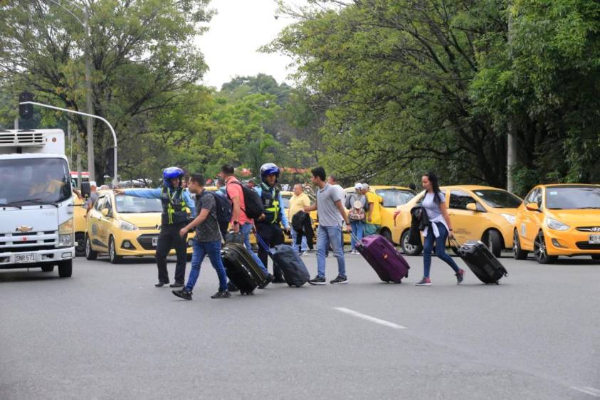 Viajeros que necesitan llegar o salir de la Terminal del Sur o el aeropuerto Olaya Herrera han tenido que caminar varias cuadras con sus maletas para llegar a sus destinos. FOTO: ESNEYDER GUTIÉRREZ