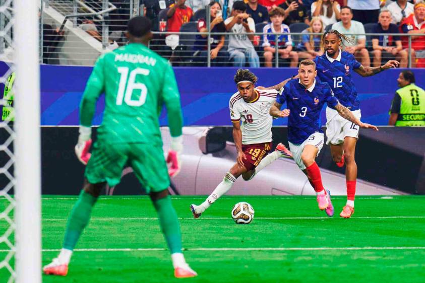 El joven Lamine Yamal, figura de España, quien acaba de cumplir 19 años, abrió el camino de la victoria ante Francia, ya que le cometieron una falta para el penal que anotó Mikel Oyarzabal. FOTO TOMADA X@SEFutbol