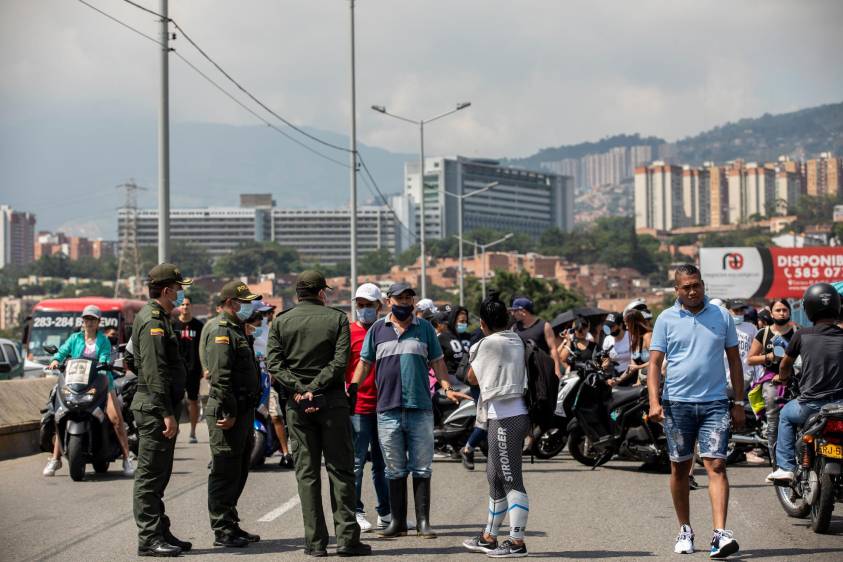 Por cuenta de las protestas se estima que apenas hay 10 uniformados procesados. En contraste, son 117 los imputados de la Primera Línea. FOTO Camilo suárez