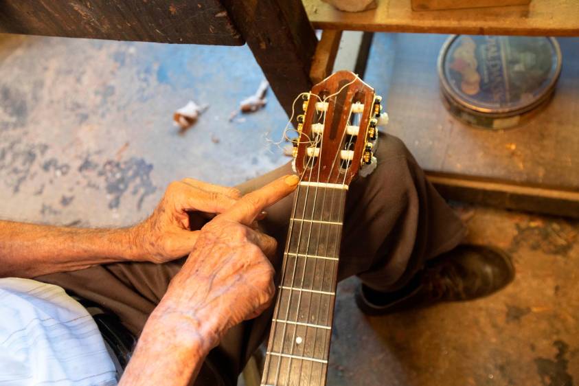 El estudio de León Vargas, el luthier de Aranjuez