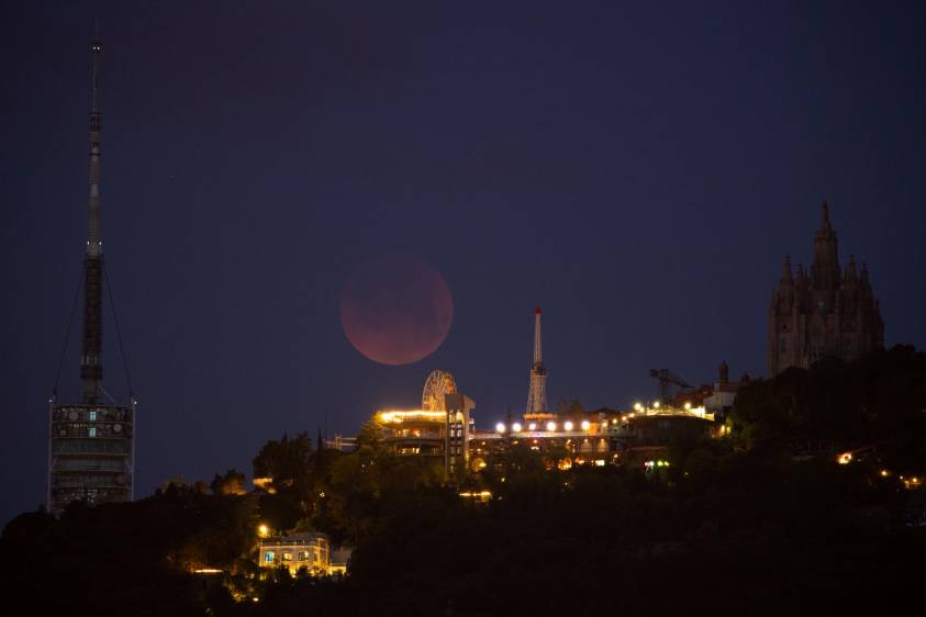 Eclipse lunar desde Barcerlona, España. FOTO: EFE