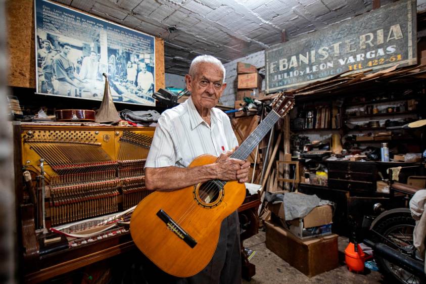 El estudio de León Vargas, el luthier de Aranjuez