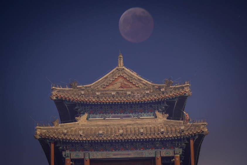 El fénomeno solo se podrá volver a ver en 3 años. La luna llena esta en su distancia más cercana a la tierra es por esto que se ve más grande de lo habitual. En la imagen la luna sobre la Torre de la Puerta de Yongdingmen durante un eclipse lunar total en Beijing, China. Foto: EFE. 