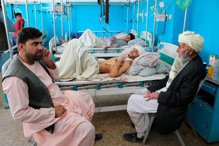 Los heridos están siendo atendidos en diversos puntos médicos que se habilitaron en Afganistán. Foto: EFE