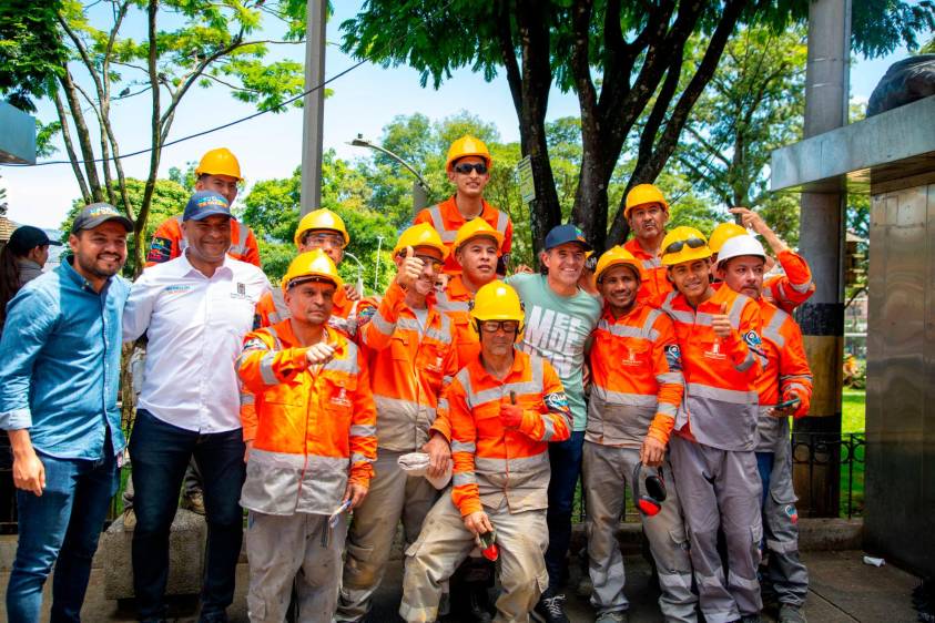 Las cuadrillas de la alcaldía llegan hasta los barrios para mejorar la infraestructura urbana, de la mano del alcalde Federico Gutiérrez. Foto: Cortesía