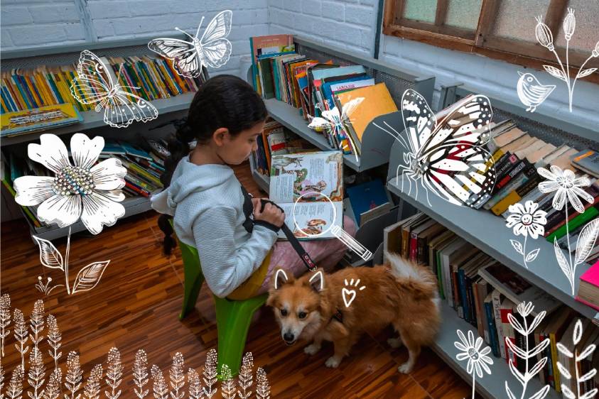 Janna, 11 años, y su amigo Simba en la Biblioteca Comunitaria Sueños de Papel, en Manrique, La Cruz. Foto: Esneyder Gutiérrez.