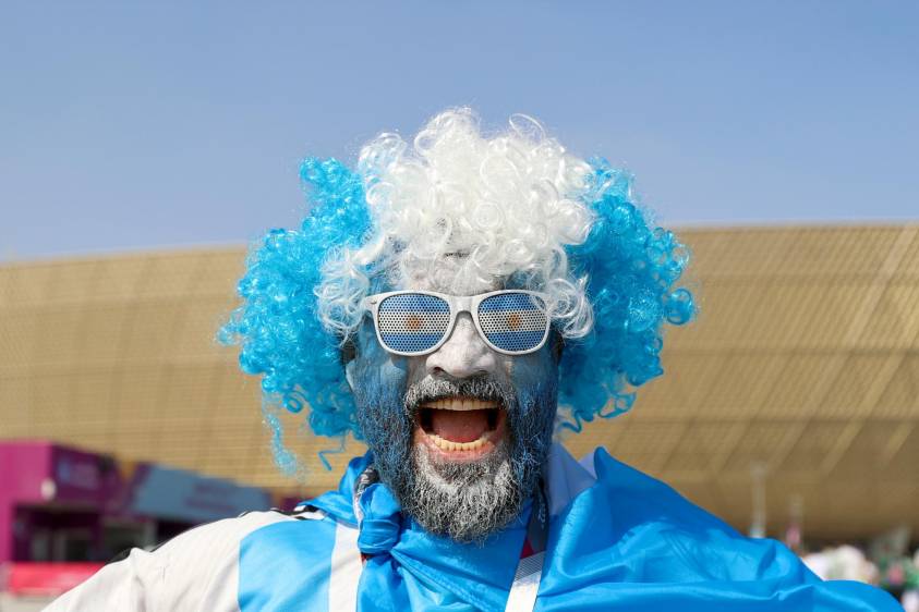 Los argentinos también llegaron a Qatar con sus pelucas, caras pintadas y diferentes atuendos para animar a la selección. FOTO: GETTY