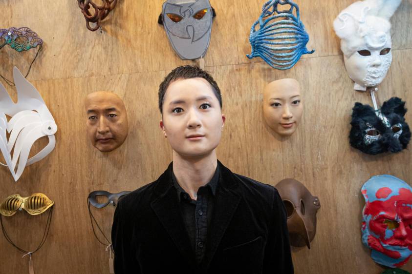 Las máscaras, fabricadas por el minorista japonés Kamenya Omote, están inspiradas en personas reales a las que se les paga 40.000 yenes por el derecho a usar su rostro. Foto: Getty Images.