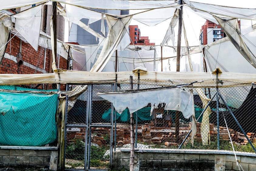 El antiguo desarenadero de la calle Ayacucho y muchas casas del barrio Prado son muestras del desinterés por proteger el patrimonio urbano. Fotos: Jaime Pérez y Julio Herrea. 