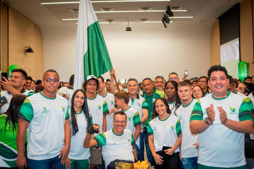 El gobernador Aníbal Gaviria compartió con atletas, entrenadores y demás profesionales que trabajan en la preparación de la delegación paisa a Juegos Nacionales del Eje Cafetero. FOTO cortesía Duver Alexander Pérez 