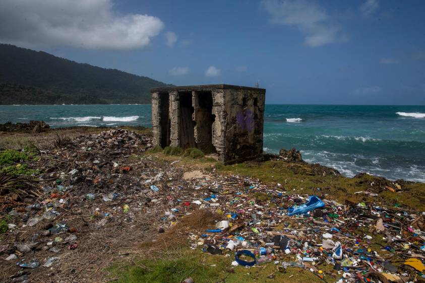 Contaminación por plástico en el pueblo La Miel en el corregimiento de Puerto Obaldía, Panamá, cerca a la frontera con Colombia en el Mar Caribe. Foto El Colombiano.