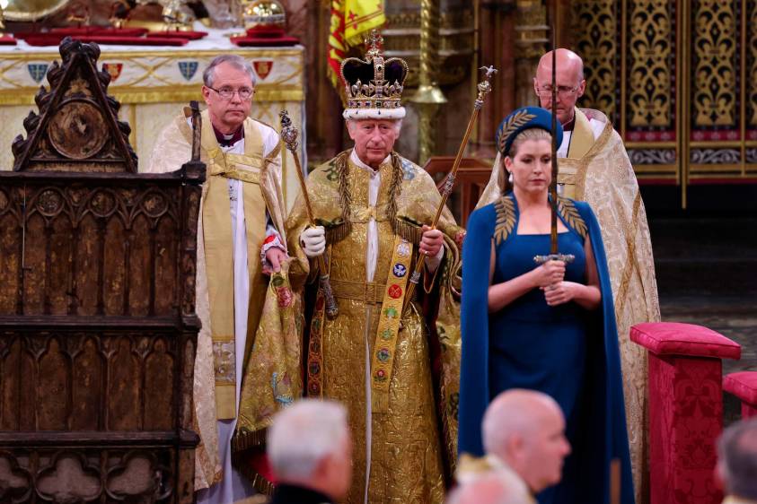 Carlos III se retira para cambiar su corona y ponerse el manto imperial. FOTO Getty