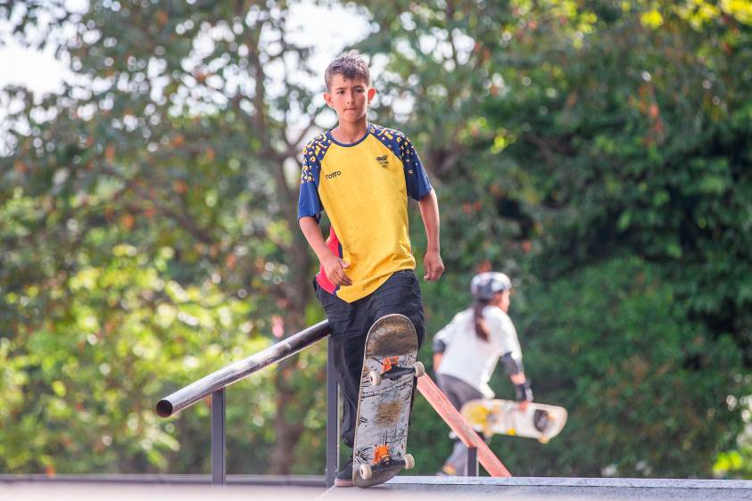 Juan Esteban Garcés durante una jornada de entrenamiento en el Park Skate de Envigado. FOTO ESNEYDER GUTIÉRREZ.