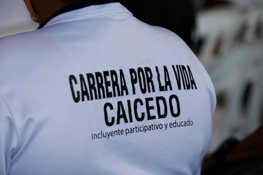En la antesala del encuentro de reconocimiento, en el marco de un proceso que lidera la Comisión de la Verdad desde septiembre pasado, las camisas blancas llenan el coliseo del municipio. Foto: Camilo Suárez