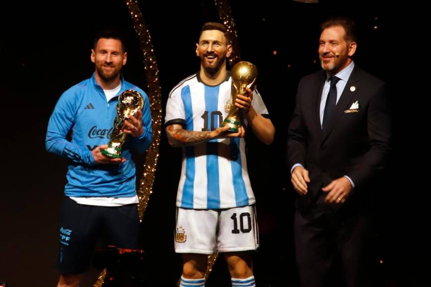 Este es el momento cuando Lionel Messi recibe el doble homenaje, las sorpresas que le tenía Alejandro Domínguez. FOTO EFE