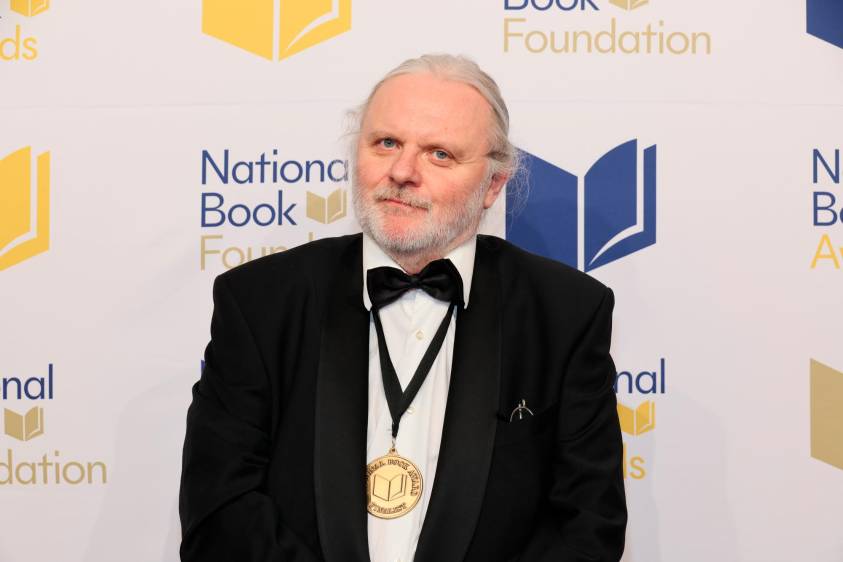 El dramaturgo Jon Fosse con la medalla del Premio Nobel de Literatura. Foto: GETTY