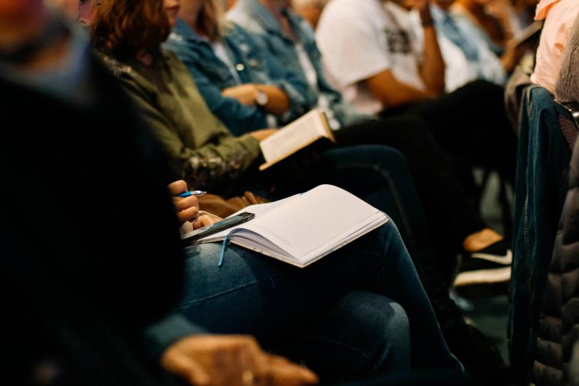 La OCDE señala que alrededor del 40 % de los 30 países analizados reforzaron las plantillas con la contratación temporal de profesores u otros profesionales para tratar de mitigar el efecto de las restricciones por la covid sobre los alumnos. Foto Twitter @ocdeenespanol