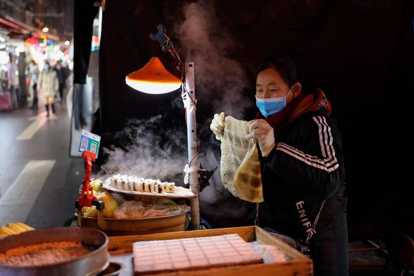 Los mercados de comida fueron un punto d emira constante por la posibilidad de que allí hubiera empezado el virus, una hipótesis que aún no es comprobada. Foto: Getty Images