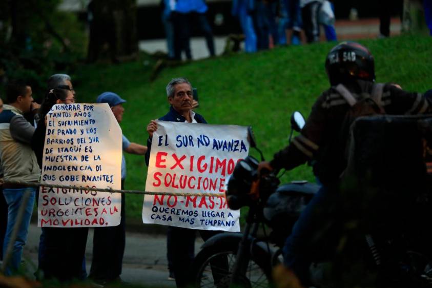 La comunidad bloqueó el paso de vehículos en plena hora pico. FOTO: Camilo Suárez.