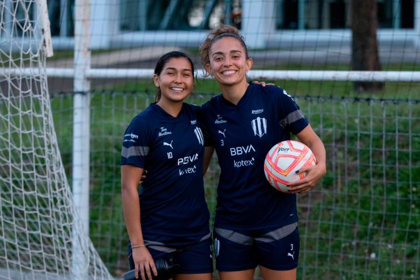 La antioqueña Isabella Echeverri Restrepo con el balón en la mano, durante una práctica con Monterrey, su último equipo. FOTO CORTESÍA