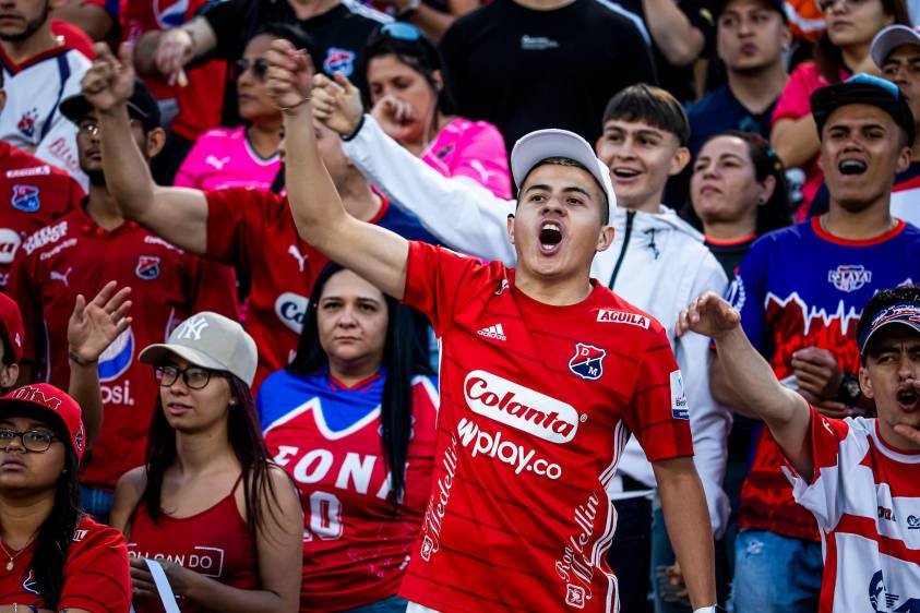 Los hinchas del Medellín silbaron a los jugadores durante los últimos minutos del partido y pidieron la salida de todos. FOTO: Carlos Velásquez