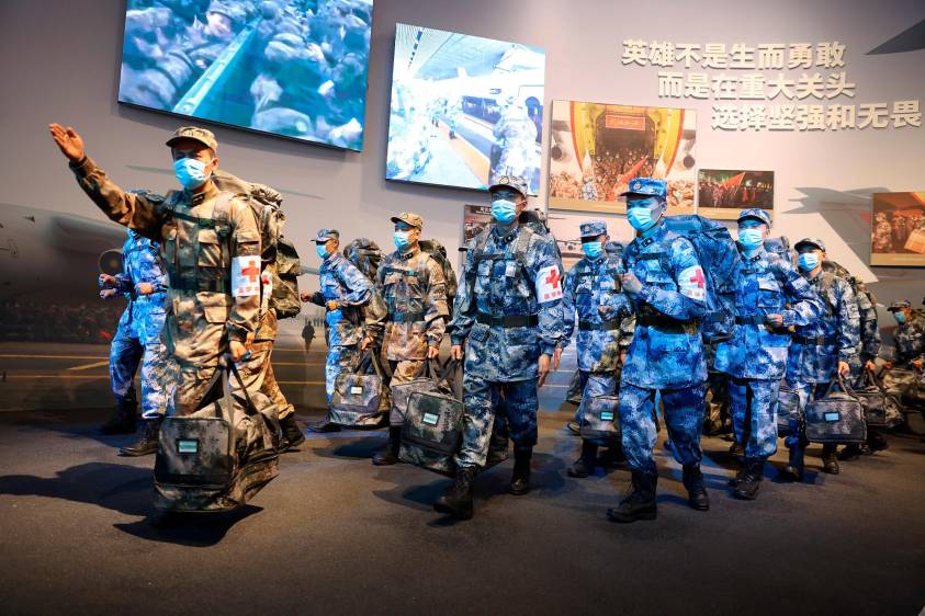 Las fuerzas armadas de China fueron fundamentales para lograr contener el virus pues lograron el cumplimiento estricto de los confinamientos en todo el país. Foto: Getty Images