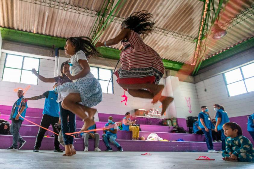 Mientras se desarrollan las negociaciones, los niños en compañía de empleados del Inder Medellín, disfrutan de recreación, los pequeños demuestran destrezas motrices adquiridas en sus territorios. Foto: Esneyder Gutiérrez 