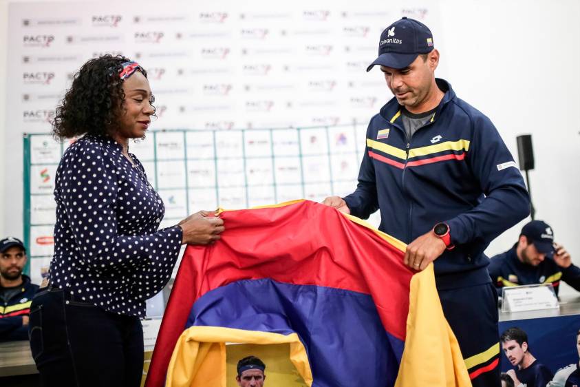 Reciente acto de María Isabel Urrutia como ministra. Entrega de bandera a Alejandro Falla. FOTO Colprensa
