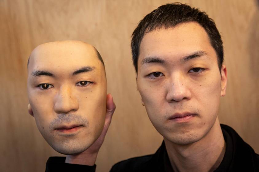 La máscara facial hiperrealista se presentó el 28 de enero de 2021 en Tokio, Japón. 